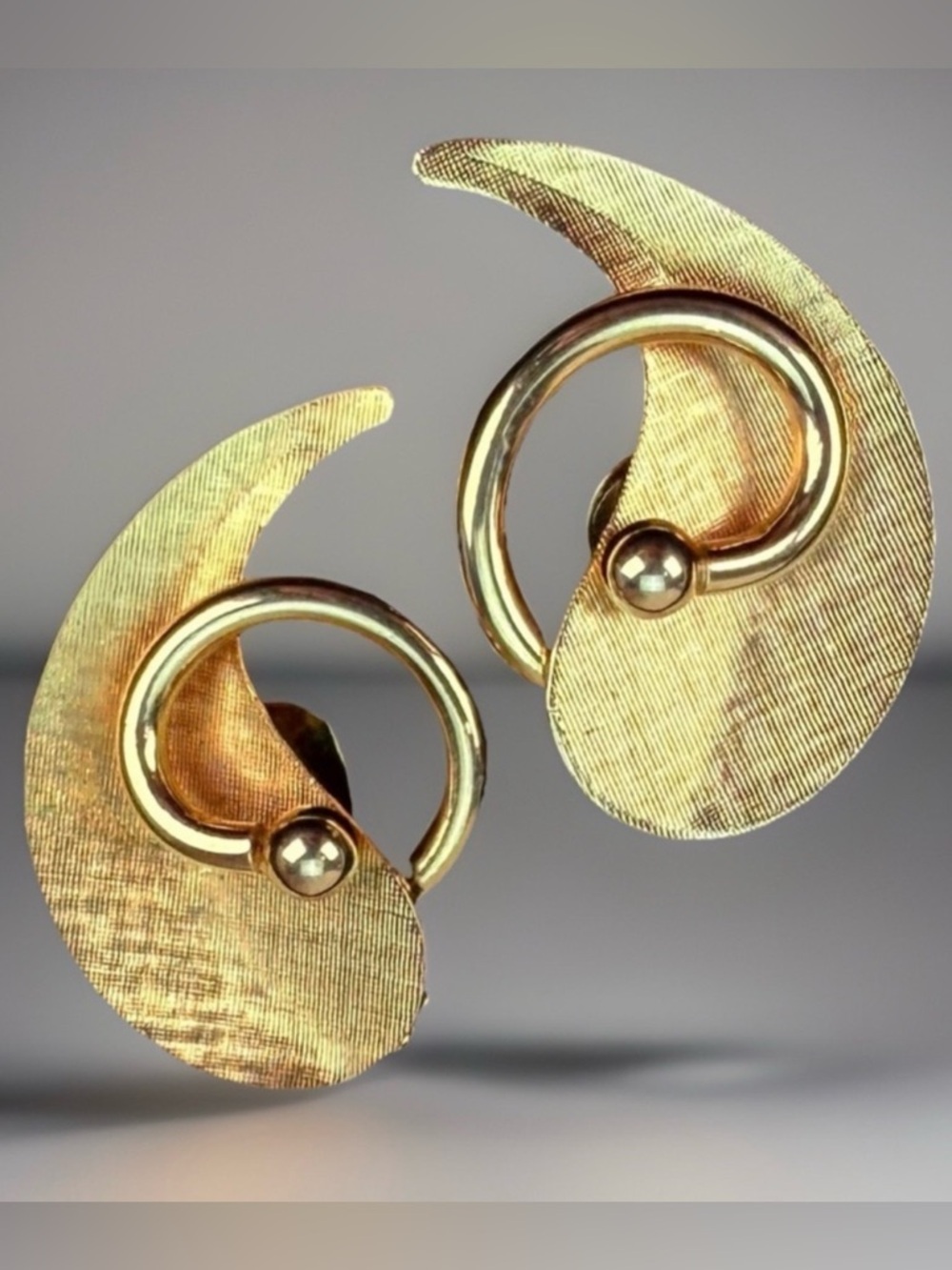 Goldtone vintage Marvella costume clip on earrings